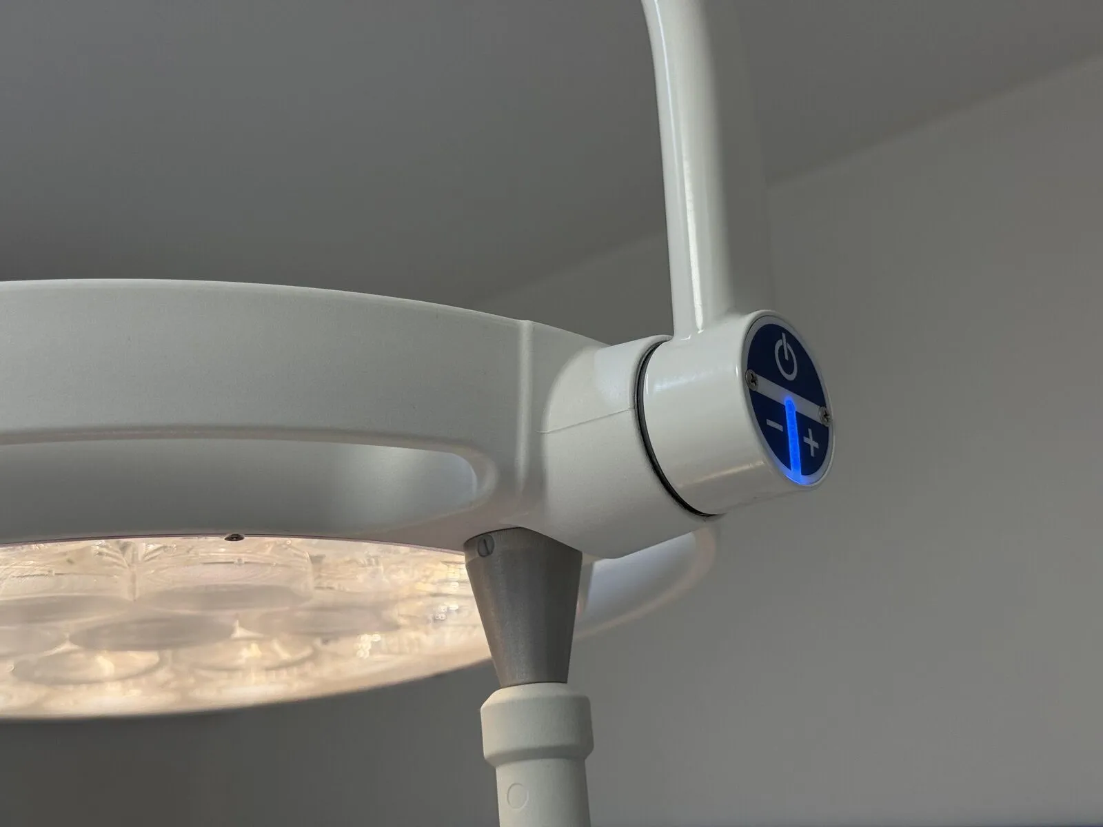 Behandlungsleuchte in einem Behandlungszimmer