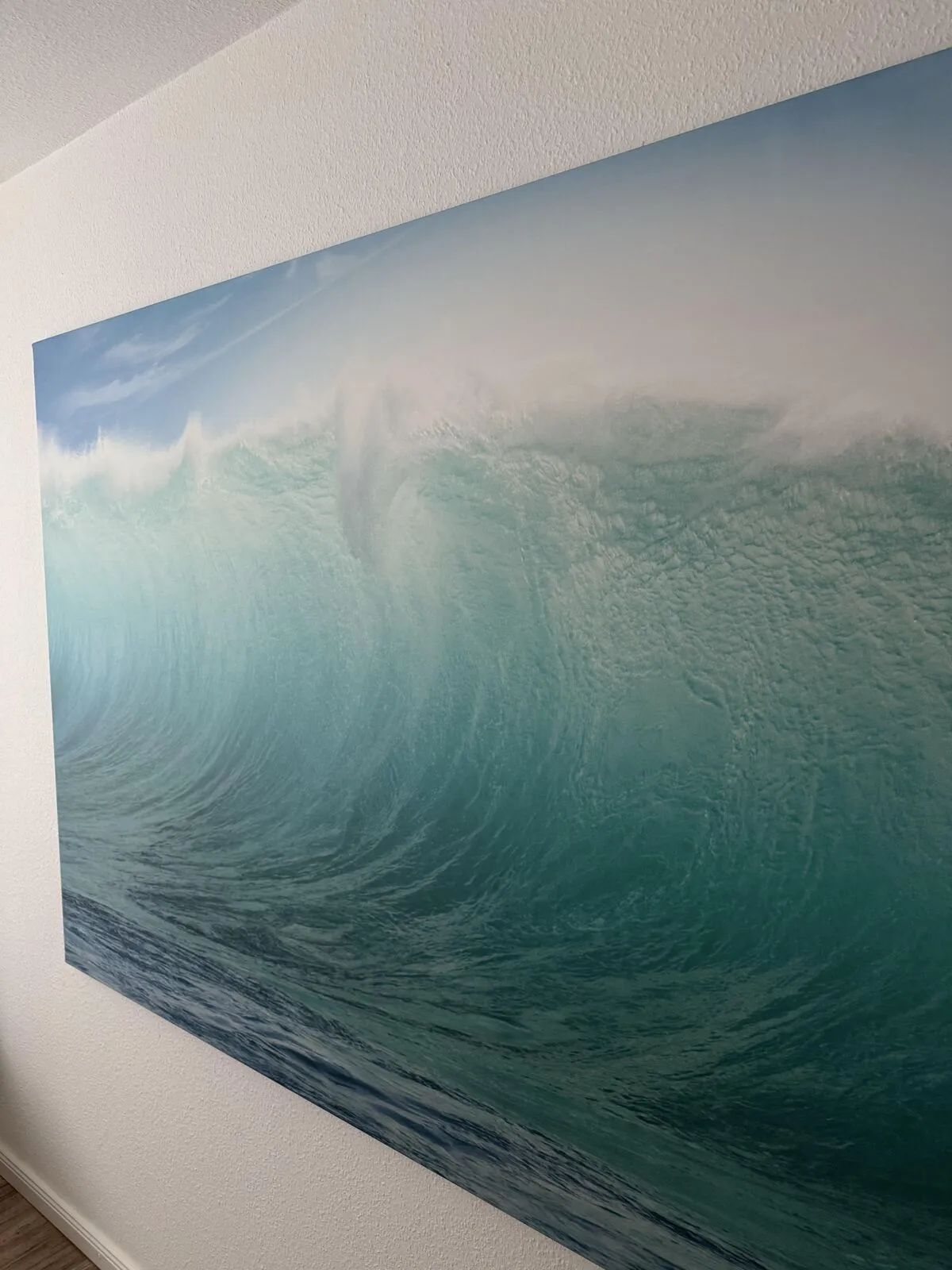 Großformatiges Wandbild einer Meereswelle